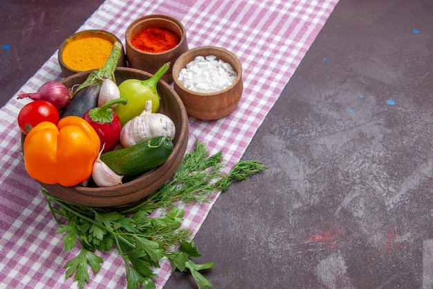 Ingredientes frescos sobre mesa